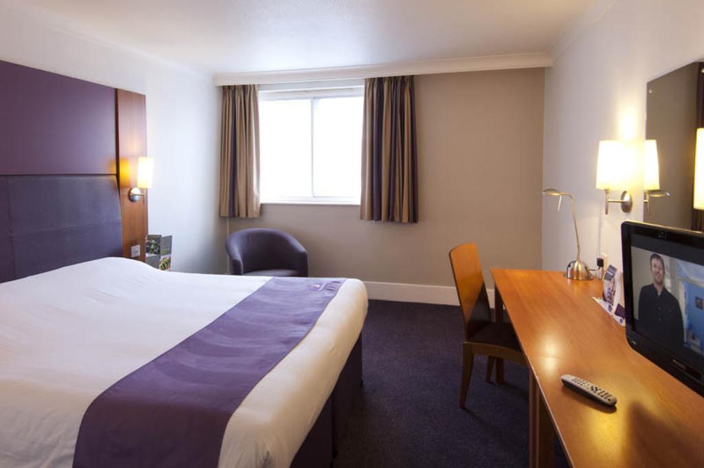 Premier Inn London Gatwick Airport South - London Road Crawley  Exteriér fotografie