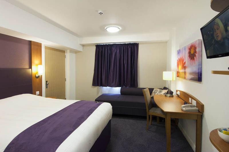 Premier Inn London Gatwick Airport South - London Road Crawley  Exteriér fotografie